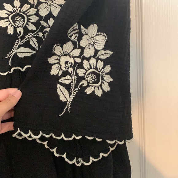 XXL Black & White flowy floral top from old navy - Picture 5 of 8